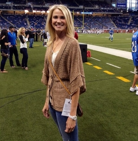 Juli Fisher supporting her husband Jeff Fisher during a NFL match